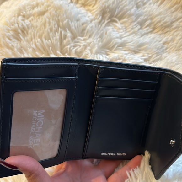 Michael Kors Logo Jet Set Charm Wallet - Picture 2 of 3